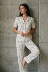 V Yaka Düğmeli Casual Kar Beyaz Pijama Takımı