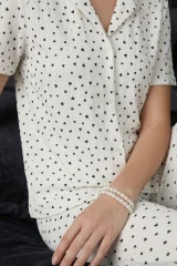 Kar Beyaz Kalp Detaylı Bürümçük kumaş Kısa Kollu Pijama Takımı 6066